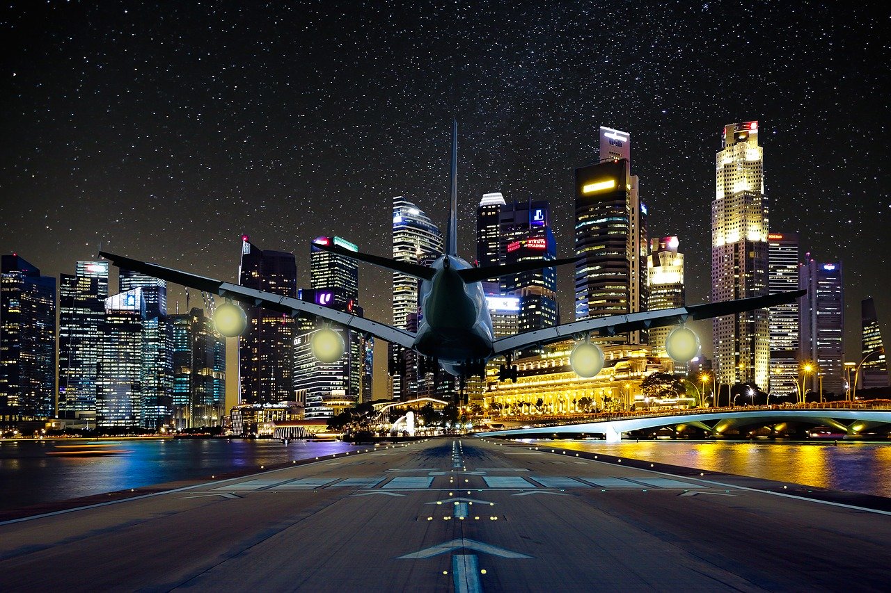 Future Simple WILL הסבר – מגדלים בעיר בלילה כסמל לעתיד פשוט באנגלית