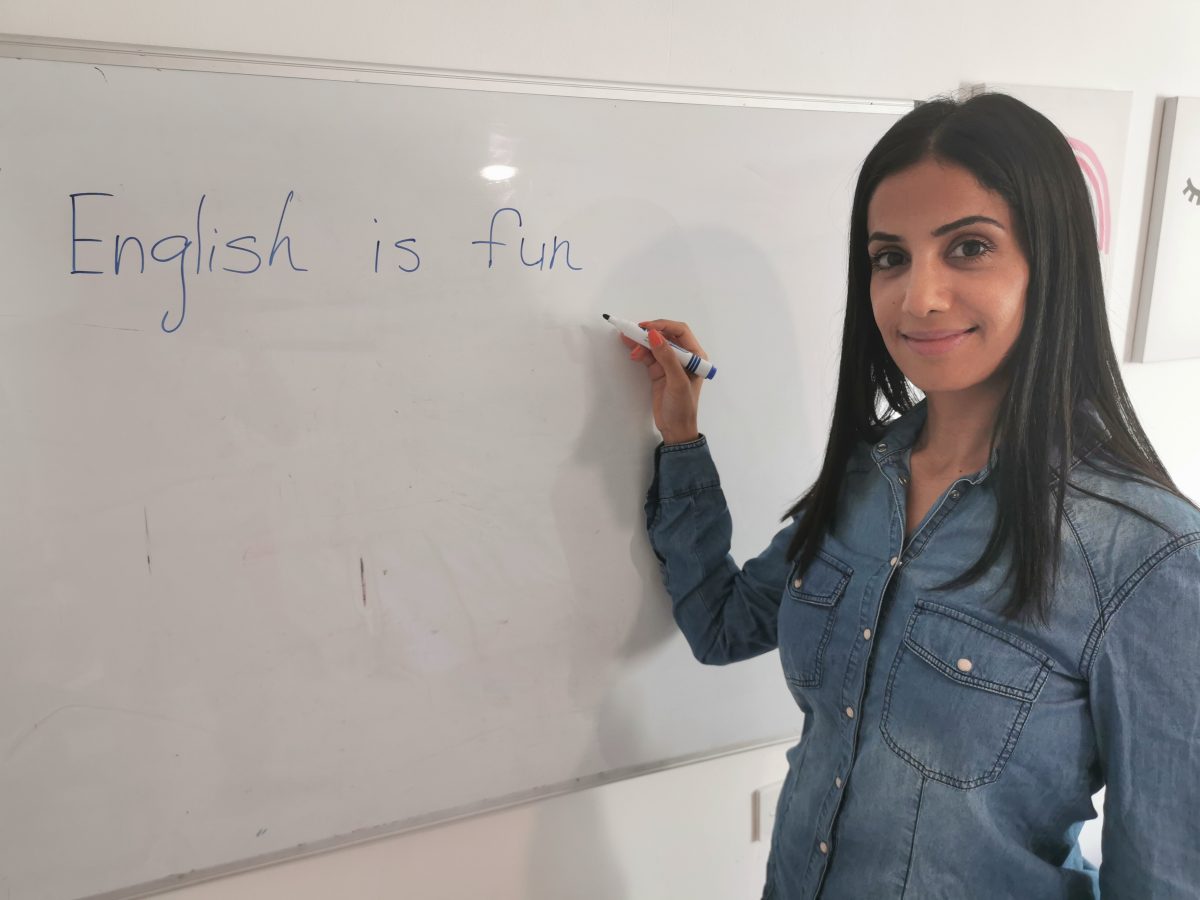 שיעורים פרטיים באנגלית אונליין – מורה ליד לוח כותבת English is fun